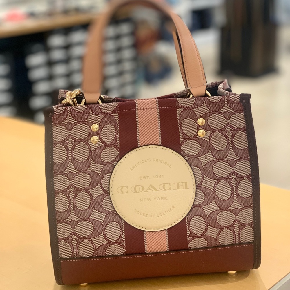 🔥NWT COACH DEMPSEY TOTE 22 IN SIGNATURE JACQUARD WITH STRIPE AND COACH PATCH